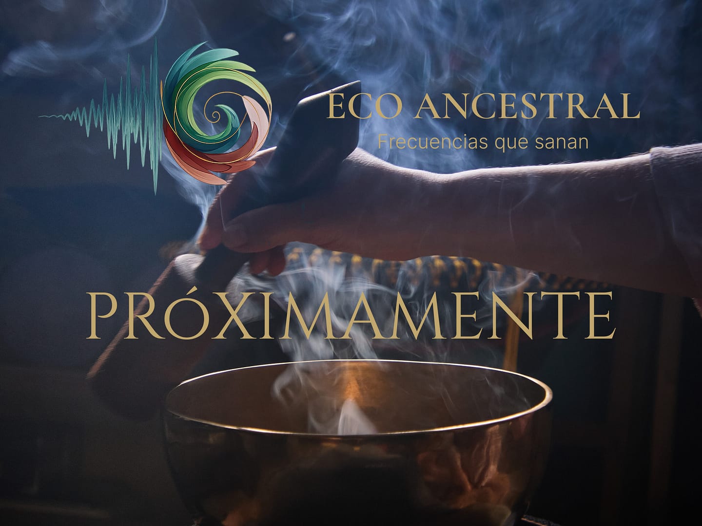 Mano tocando un cuenco tibetano con humo y luz tenue, representando frecuencias ancestrales de sanación