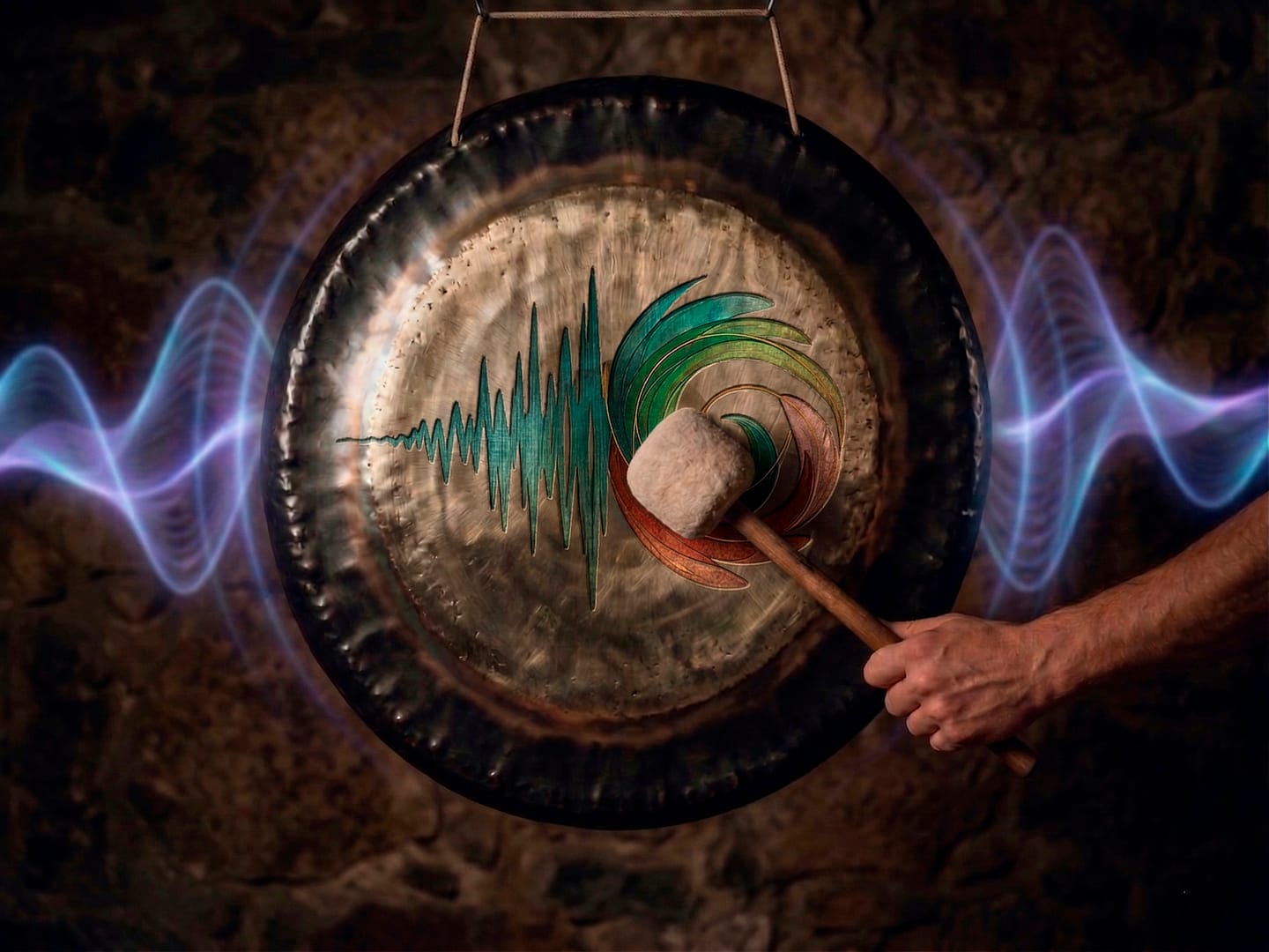 Primer plano de un gong siendo golpeado por un mazo, con ondas gráficas de sonido que representan la vibración y frecuencia.